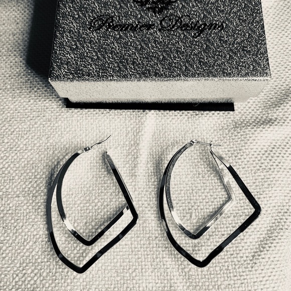 Pristine Pair of Premier Designs Earrings - Picture 1 of 2